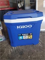 Igloo latitude 60 roller 60 qt stays cold up to 4