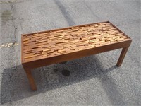 Table en bois , basse à relief 20'' x 48'' x 18''