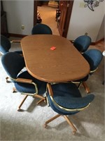 modern oak dining table w/ 2 leaves, & 6