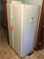 side by side Jenn-Air, fridge side handle has a