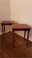 PAIR OF SIDE TABLES WITH STRIATED LEGS