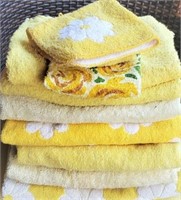 Yellow vintage bath towels w/ white flowers...