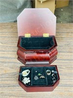 small jewelry box & 4 rings - box 8" long