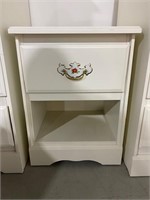 WHITE NIGHT STAND WITH ONE DRAWER
