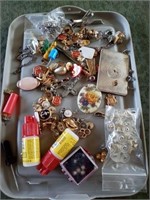 SEVERAL MISCELLANEOUS PIECES OF COSTUME JEWELRY