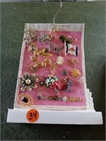 COSTUME JEWELRY BROOCHES AND LAPEL PINS 26 TOTAL