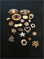 SEVERAL VINTAGE BROOCHES