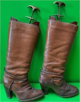 11 - LADIES LEATHER BOOTS SIZE 8M