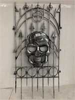 Plastic Skull Gate Decor