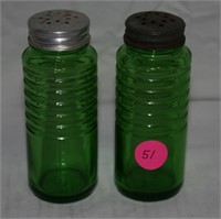 VTG SET OF GREEN RIBBED S/P SHAKERS