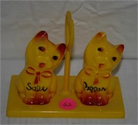 VTG SET OF YELLOW AND RED PLASTIC CAT S/P SHAKERS