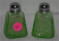 VTG SET OF FERN AND DIAMOND VASELINE S/P SHAKERS