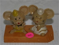 1970S PLASTIC MR AND MRS MOUSE S/P W/ CHEESE TRAY