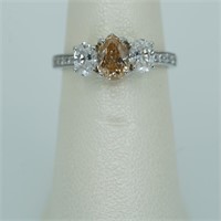 Ladies platinum diamond ring center diamond is pea