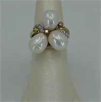 Ladies 14kt yellow gold three pearl ring