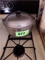 ALUMINUM DUTCH OVEN W/ HAMMERED ALUMINUM LOOK