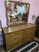 Vintage Dresser with Mirrow.  Good Condition