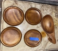 Vintage 4 wooden bowls and 2 sauce boats