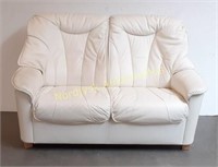 Hjort Knudsen, 2 pers. højrygget sofa af hvidt
