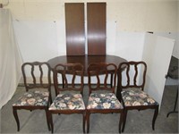 Diningroom Table/2 Leaves/4 Chairs