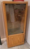 Glass door cabinet w 3 shelves