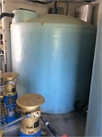 ST 2,100 gallon poly water tank