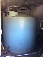 ST 2,100 GAL poly water tank