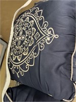 Comforter w/ decorative pillows. Unsure of size.