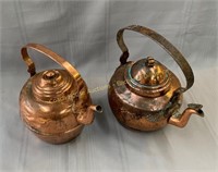 (2) Copper kettles, Bouilloires en cuivre