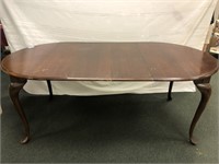 Mahogany dining table with two leaves and finish