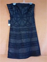 Size 4 Ann Taylor strapless dress
Has tags on