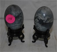 SET OF EGG W/ STAND S/P SHAKERS