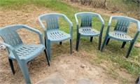 4 plastic patio chairs