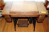 Singer Tredle Sewing Machine w/ Oak Case