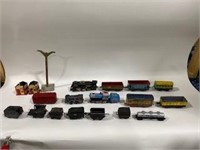 LOT OF ANTIQUE TIN TRAIN CARS AND ENGINES