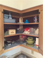 Shelf Contents: Tupperware,Misc