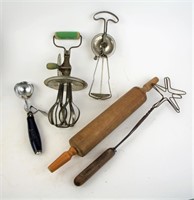 SMALL LOT OF KITCHEN ITEMS