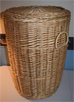 Vtg 21" single handled & lidded laundry basket