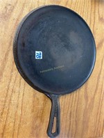 Griswold round griddle (hammered edge & handle)