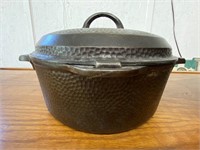 Griswold #8 hammered 2058 dutch oven w/lid