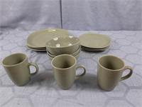 Place Setting Of 3 Green Dinnerware