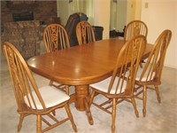 Oak Dining Table W/ 2 Leaves & 6 Matching Chairs*
