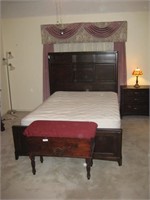 Queen Bed W/2 Drawers Under Bed & 2 in Headboard*