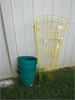 2 Wire Tomato Cages & 4 Plastic Pots