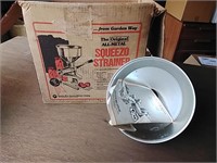 Vintage in original box, squeezo strainer