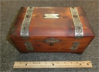 DG89- cedar jewelry box w/fabric lining c.1930