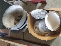 lot of chamber lids and kitchen bowls