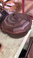 Cast iron kettle with 10 sided lid