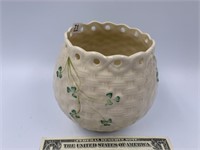 Beleek urn approx. 4 1/2"              (P 22)