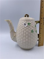 Beleek tea pot with lid approx. 6 1/2" x 8 1/2"